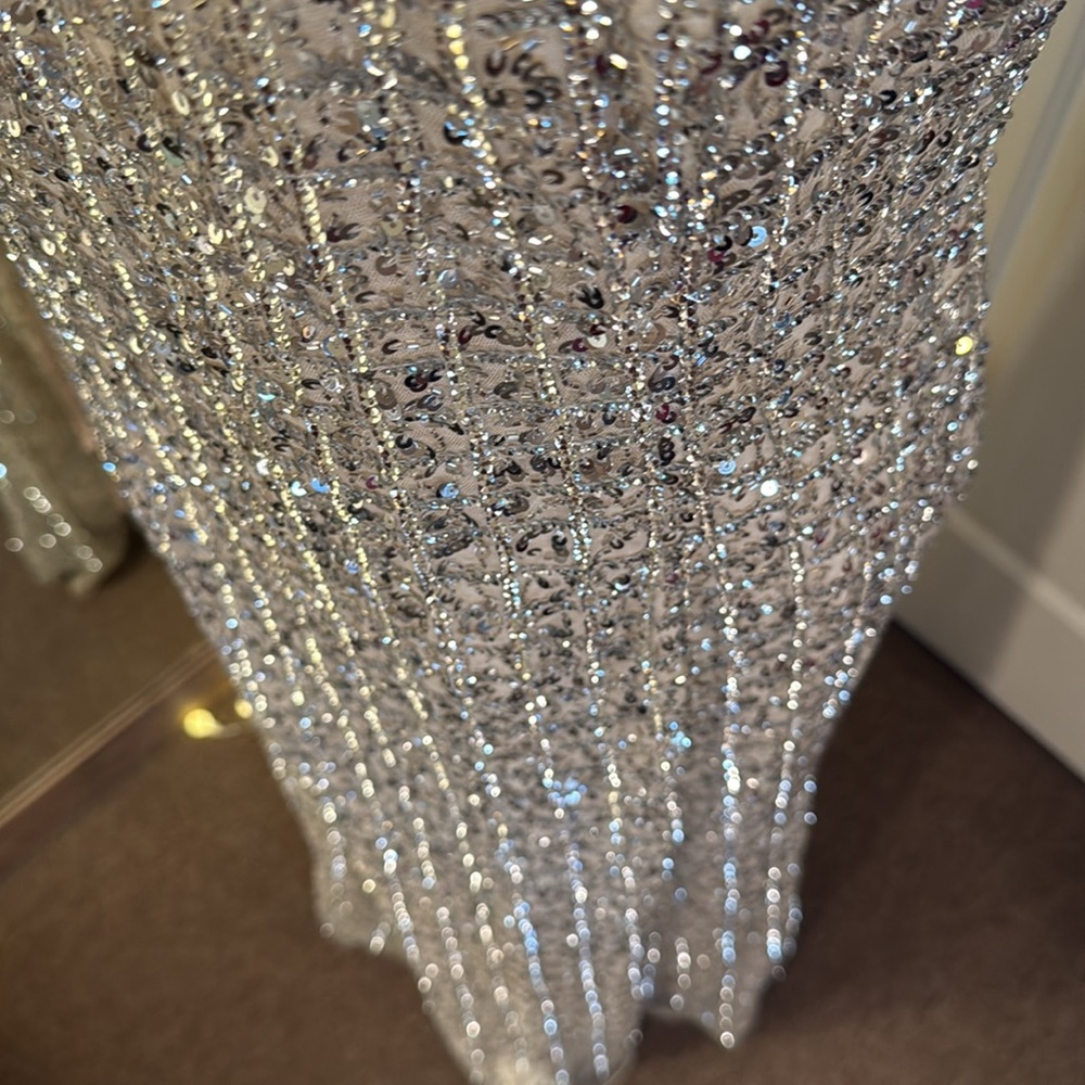MAC DUGGAL
Silver Embellished Halter Neck Keyhole Gown - Picture 8 of 17